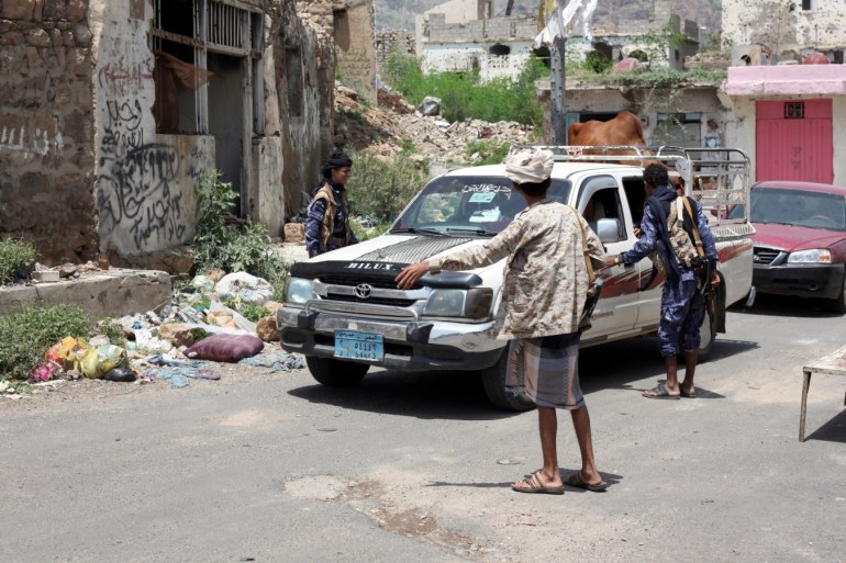 Government soldiers man a checkpoint, at a neighbourhood the army took over, after clashes with armed militants in Taiz, Yemen August 14, 2018. REUTERS/Anees Mahyoub