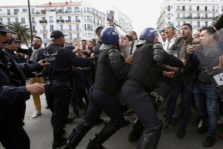 数百万阿尔及利亚人担心反革命而继续抗议[路透社]