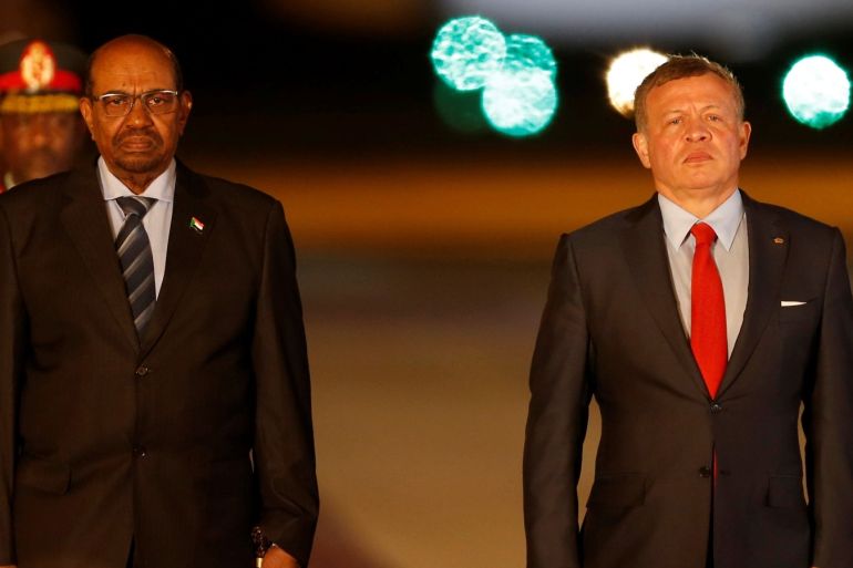 Jordan's King Abdullah II stands next to Sudan's President Omar Al Bashir during a reception ceremony at the Queen Alia International Airport in Amman, Jordan March 28, 2017. REUTERS/Muhammad Hamed