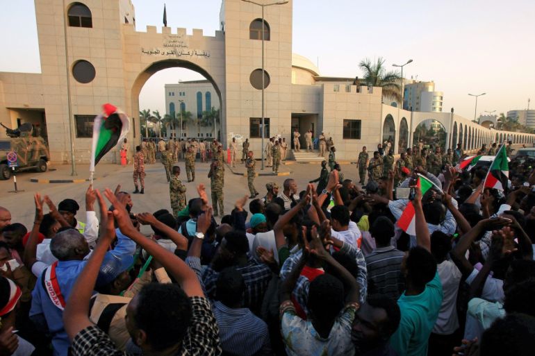 Sudanese protesters attend a demonstration in front of the defense ministry compound in Khartoum, Sudan, May 2, 2019. REUTERS/Mohamed Nureldin Abdallah
