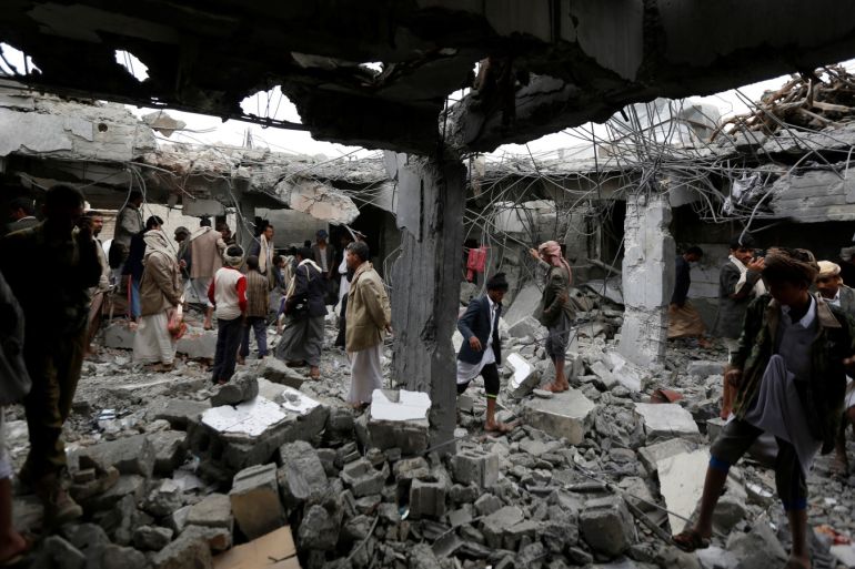 People gather at a building destroyed by Saudi-led air strikes in the northwestern city of Amran, Yemen September 8, 2016. REUTERS/Khaled Abdullah