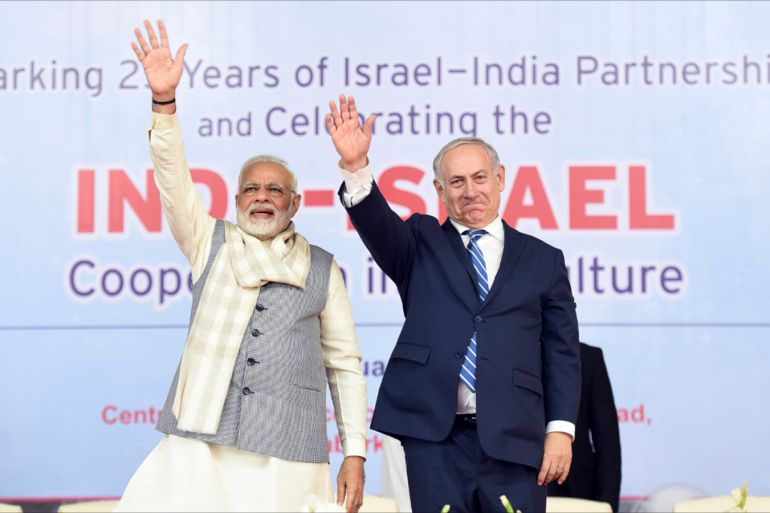 epa06446830 A handout photo made available by the Indian Press Information Bureau (PIB) shows Israeli Prime Minister Benjamin Netanyahu (R) and the Indian Prime Minister Narendra Modi waving as they attend an event at the Centre of Excellence for Vegetables, at Vadrad, in Gujarat, India, 17 January 2018. Prime Minister Benjamin Netanyahu is on a week-long state visit to India and is scheduled to meet with top Indian politicians to strengthen the political and business ties between the two countries. EPA-EFE/GOVERNMENT OF INDIA HANDOUT HANDOUT EDITORIAL USE ONLY/NO SALES