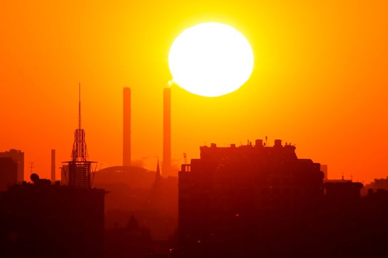 The sun rises behind chimneys of a heating power plant in Moscow, Russia May 30, 2018. REUTERS/Maxim Shemetov
