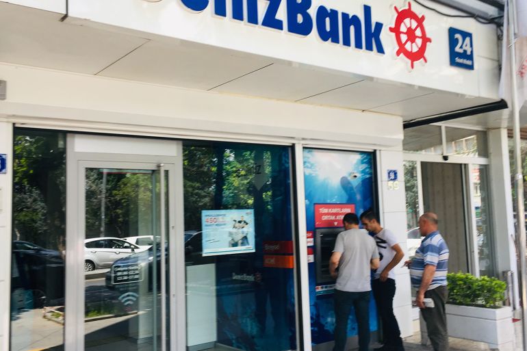 مواطن تركي يجري معاملة مالية قي الصراف الآلي التابع لبنك دينيز
