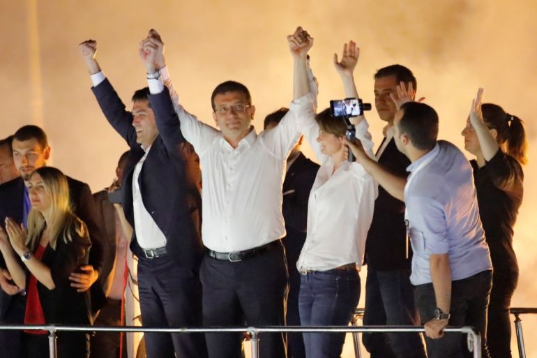 Ekrem Imamoglu, mayoral candidate of the main opposition Republican People's Party (CHP), greets supporters at a rally of in Beylikduzu district, in Istanbul, Turkey, June 23, 2019. REUTERS/Kemal Aslan