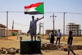 一名苏丹抗议者要求该国过渡时期军事委员会将权力交给平民。[路透]