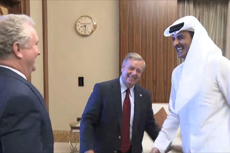 أمير قطر الشيخ تميم بن حمد آل ثاني أثناء استقباله عضوي مجلس الشيوخ الأميركي السيناتور ليندزي غراهام والسيناتور كريس فان هولن