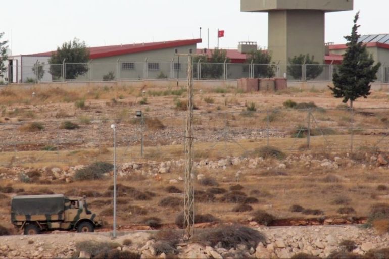 برج مراقبة تركي في محافظة إدلب على الحدود التركية السورية (غيتي)