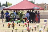 2019年8月10日，家人和朋友聚集在德克萨斯州埃尔帕索，为乔丹·安贡多举行葬礼。[美联社 / Jorge Salgado]