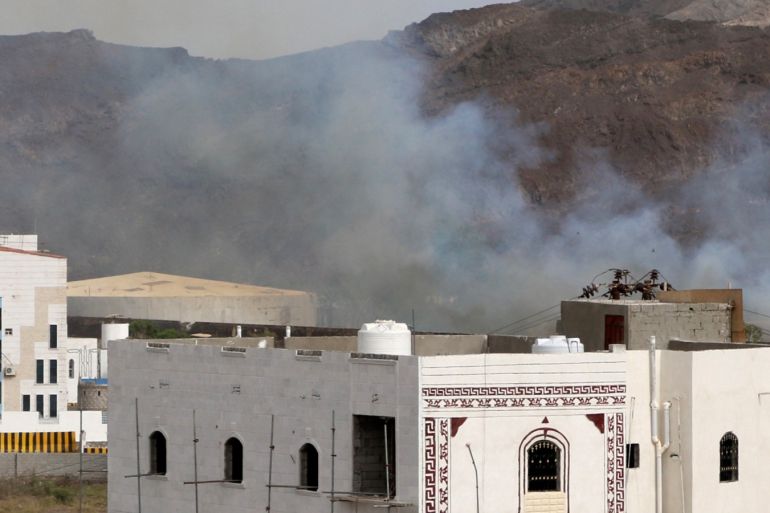 Smoke rises during clashes in Aden, Yemen August 8, 2019. REUTERS/Fawaz Salman