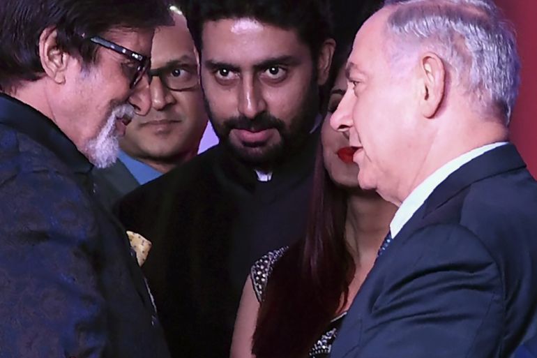Bollywood actor Amitabh Bachchan (L) speaks with Israeli Prime Minister Benjamin Netanyahu at the Shalom Bollywood event in Mumbai on 18 January