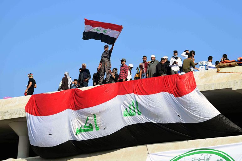 رغم لجوء القوات الأمنية لإغلاق عدد من الجسور فإن العراقيين واصلوا التظاهر في بغداد ومدن عدة للمطالبة بإصلاحات سياسية واقتصادية، في حين تختلف الآراء بشأن جهود الحكومة لحل الأزمة، بين من يراها جهودا صادقة وآخرون يرونها محاولة للتسويف.تقرير: عامر لافيتاريخ البث: 2019/11/18