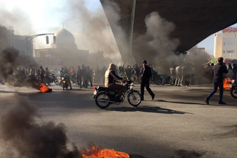 epa08002047 Iranian protesters block a highway following fuel price increase in Tehran, Iran, 16 November 2019. Media reported that people protested on highways a day after the government increased fuel price by at least 50 percent. EPA-EFE/STRINGER