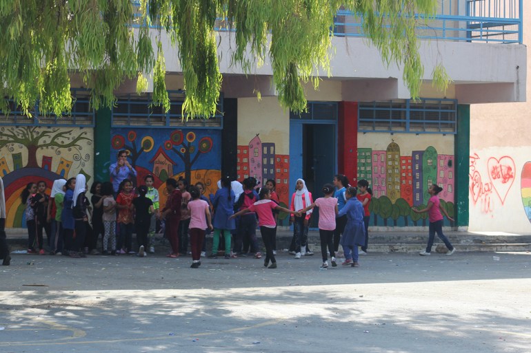 طالبات في حصة نشاط مدرسي. الجزيرة. مدرسة تابعة للأونروا في مخيم البقعة