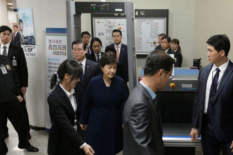 Ousted South Korean President Park Geun-hye (C) leaves after hearing on a prosecutors' request for her arrest for corruption at the Seoul Central District Court in Seoul, South Korea, Thursday, March 30, 2017. REUTERS/Ahn Young-joon/Pool