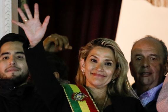Bolivian Senator Jeanine Anez gestures after she declared herself as Interim President of Bolivia, at the balcony of the Presidential Palace, in La Paz, Bolivia November 12, 2019. REUTERS/Marco Bello