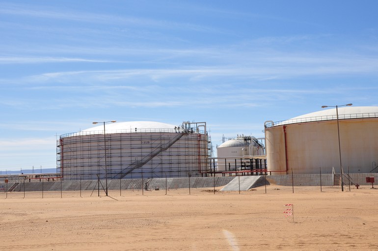 خزانات في حقل الشرارة النفطي جنوب ليبيا.