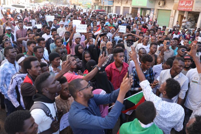 epa08035074 Sudanese people celebrate after the signing of an agreement to dissolve the former ruling National Congress Party (NCP) membership from the Registrar of the Sudanese Party Organizations, in Khartoum, Sudan, 30 November 2019. The country's