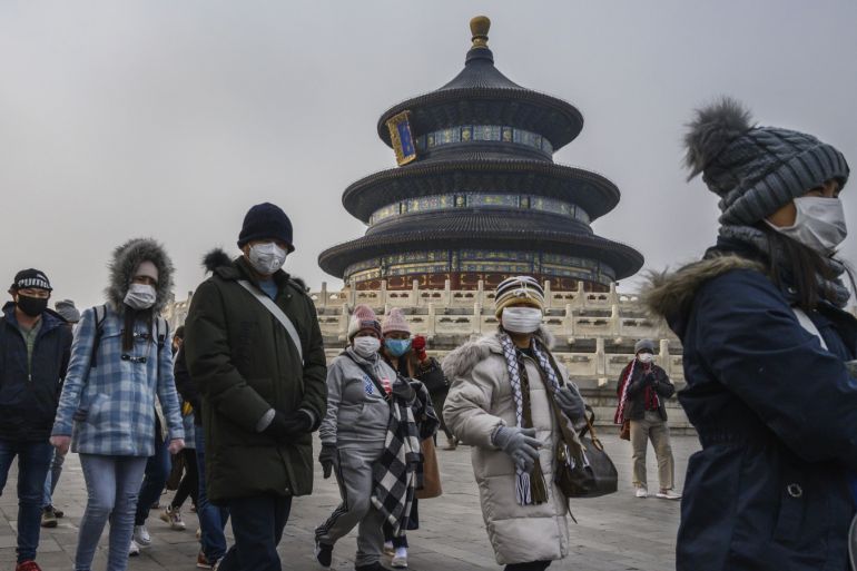 زوار يضعون الكمامات أثناء زيارة معبد في بكين خلال احتفالات رأس السنة الصينية (رويترز)