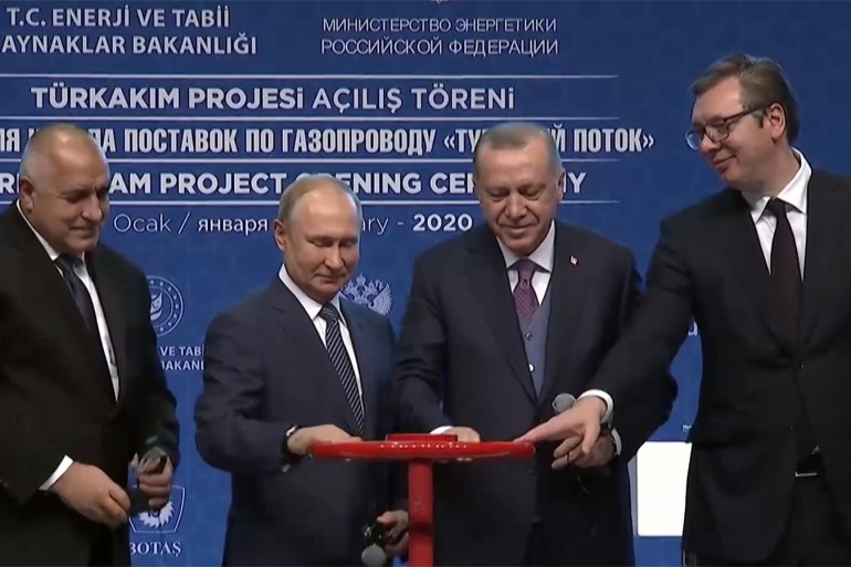 تسعى موسكو عبر خط الأنابيب "السيل التركي" الذي افتتحه الرئيسان التركي والروسي إلى تعزيز نفوذها بنقل إمدادات الغاز لأوروبا، ويمر الخط البالغ طوله 930 كلم تحت مياه البحر الأسود ويتيح لروسيا تجاوز الأراضي الأوكرانية لنقل الغاز إلى أوروبا.تقرير: عامر لافيتاريخ البث: 2020/1/9