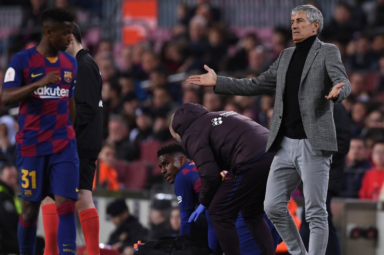 BARCELONA, SPAIN - JANUARY 30: Head Coach Quique Setien of FC Barcelona reacts during the Copa del Rey Round of 16 match between FC Barcelona and CD Leganes at Camp Nou on January 30, 2020 in Barcelona, Spain. (Photo by Alex Caparros/Getty Images)