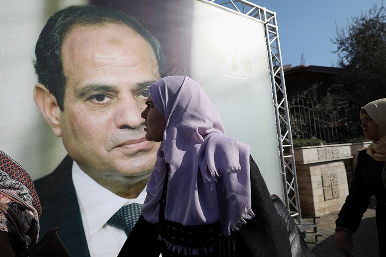 epa06241946 A handout photo made available by the Palestinian Prime Minister Office shows Palestinian woman and her son walk past a poster of Egyptian President Abed Al-Fatah al-Sisi next to the house of Palestinian President Mahmud Abbas in the streets of Gaza City, 03 October 2017. The Palestinian reconciliation met in Gaza for the first time since 2014 as moves intensify to end decade-old rift between the main political factions. EPA-EFE/MOHAMMED SABER