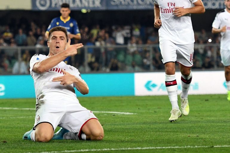 VERONA, ITALY - SEPTEMBER 15: Krzysztof Piatek of AC Milan celebrates after scoring the opening goal during the Serie A match between Hellas Verona and AC Milan at Stadio Marcantonio Bentegodi on September 15, 2019 in Verona, Italy. (Photo by Alessandro Sabattini/Getty Images)