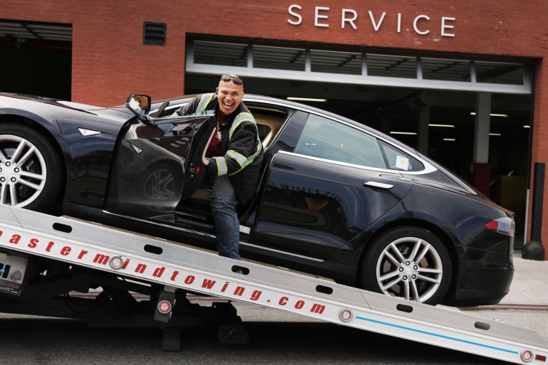 NEW YORK, NEW YORK - APRIL 25: Tesla cars are delivered to a showroom in Brooklyn on April 25, 2019 in New York City. The electric car company announced on Wednesday that it lost $702 million last quarter. Tesla revenue was also down 37% compared to the prior quarter. Spencer Platt/Getty Images/AFP== FOR NEWSPAPERS, INTERNET, TELCOS & TELEVISION USE ONLY ==