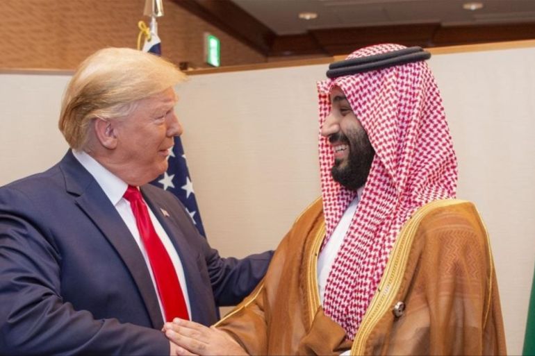 لي العهد السعودي يصافح الرئيس الأميركي (الأناضول)