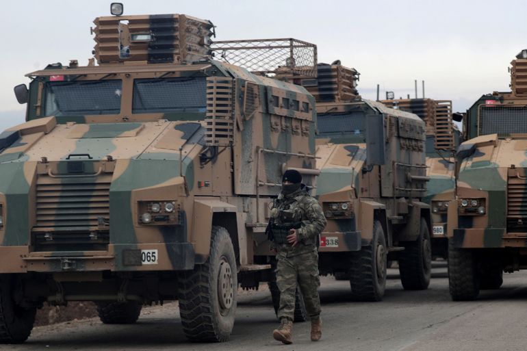 أرسل الجيش التركي تعزيزات عسكرية جديدة إلى داخل سوريا وإلى وحداته المنتشرة على الحدود. وتتضمن التعزيزات التركية أكثر من 150 آلية عسكرية وقوات خاصة.تقرير: عمرو حلبيتاريخ البث: 2020/2/17