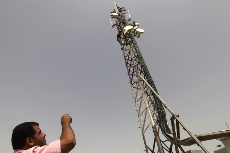 An employee at internet service and Phone Company of Itisaluna instructs a worker on a communication tower in Baghdad May 16, 2010. Backed by Middle Eastern investors, Itisaluna has spent $150 million to build its network and is close to breakeven point three years into the 15-year contract it purchased from the Iraqi government to provide data and voice services. Picture taken May 16, 2010. To match Special Report FRONTIERS/IRAQ REUTERS/Mohammed Ameen (IRAQ -