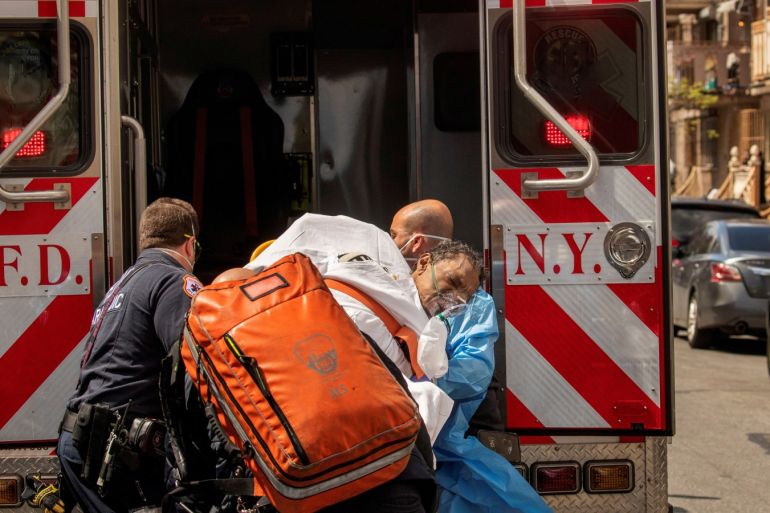 New York City Fire Department (FDNY) and Emergency Medical Technicians (EMT) wearing personal protective equipment lift a man after moving him from a nursing home into an ambulance during an ongoing outbreak of the coronavirus disease (COVID-19) in the Brooklyn borough of New York, U.S., April 16, 2020. REUTERS/Lucas Jackson TPX IMAGES OF THE DAY