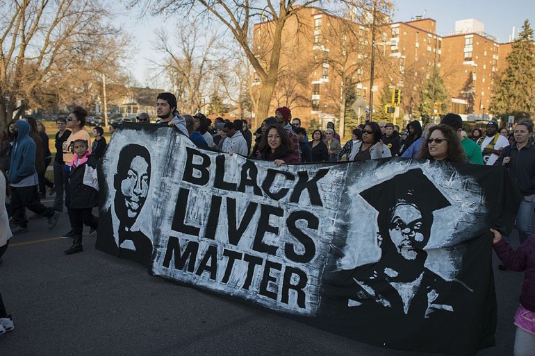 مظاهرة مناهضة للعنصرية ضد السود في الولايات المتحدة عام 2015 (ويكي كومنز)commons.wikimedia.orgcommons.wikimedia.orgFile:Black Lives Matter protest march (23025758106).jpg - Wikimedia Commons(231 kB)