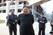 5月2日，朝鲜领导人金正恩出席了首都平壤北部地区一座化肥厂的竣工仪式（路透社）