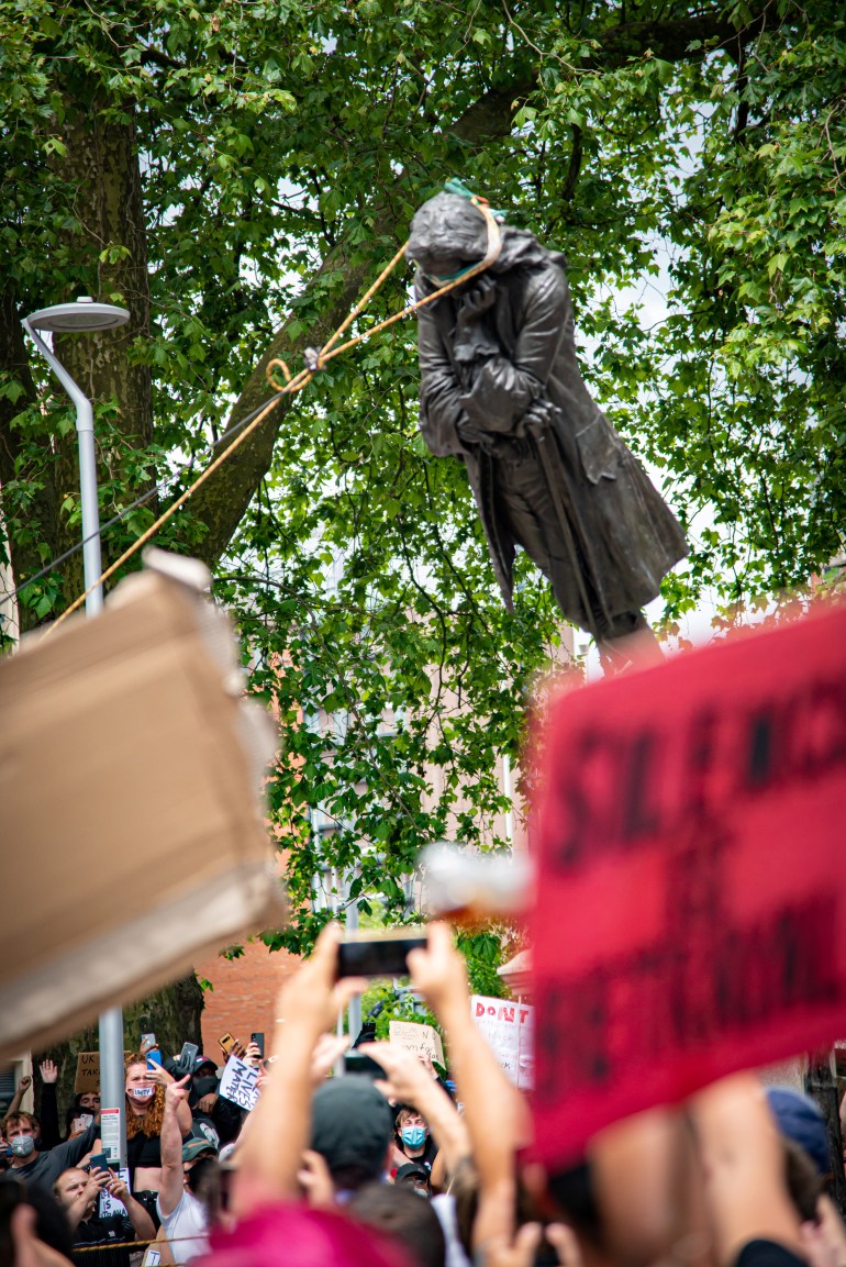 The statue of Edward Colston falls down as protesters pull it down, following the death of George Floyd who died in police custody in Minneapolis, in Bristol (路透)