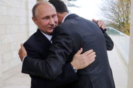 俄罗斯总统普京在其位于黑海度假胜地索契的住所中拥抱叙利亚总统巴沙尔·阿萨德 (美联社)