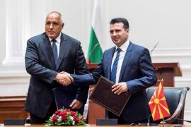 保加利亚总理博里科·鲍里索夫与马其顿总理佐兰·扎耶夫于2017年8月1日在斯科普里举行的保加利亚与马其顿签署协议仪式上握手（法新社）