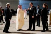 美国驻沙特阿拉伯大使约翰·阿比扎伊德和沙特阿拉伯外交大臣费萨尔·本·法尔汉2020年11月22日在沙特纽姆湾机场迎接到访的美国国务卿蓬佩奥及其夫人苏珊·蓬佩奥 (美联社)