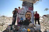 2020年6月1日，叙利亚艺术家阿齐兹·阿斯玛和阿尼斯·哈姆顿在叙利亚西北部伊德利卜省本尼什镇完成了有关乔治·弗洛伊德的壁画（法新社）