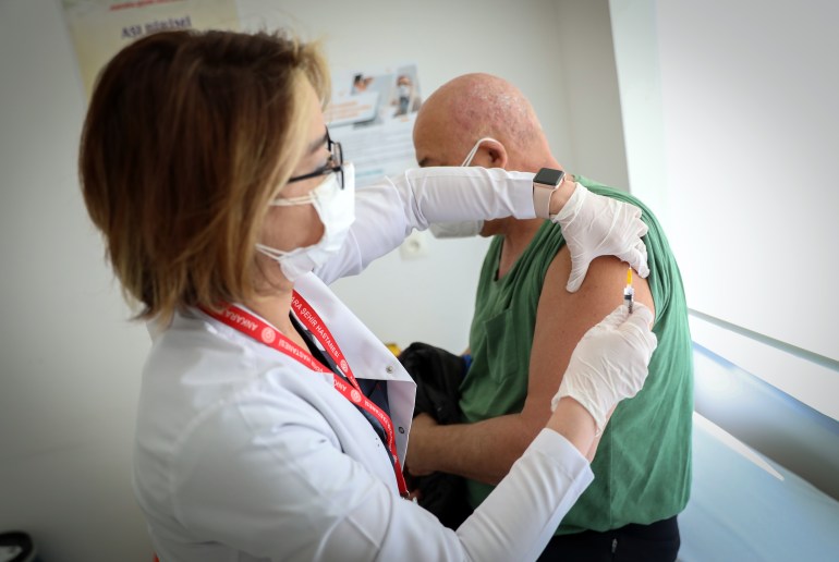 Vaccination of seniors over 60 years old begins in Turkey