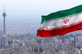 2020年3月31日拍摄的这张档案照片中，在伊朗德黑兰默德塔和建筑物背景下，伊朗国旗在飘扬（美联社）