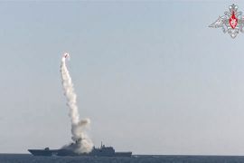 俄罗斯国防部表示，这枚导弹从俄罗斯北部白海的戈尔什科夫元帅号护卫舰上发射 (俄罗斯国防部/美联社)