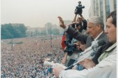 1991 年 8 月 20 日，苏联总统鲍里斯·叶利钦在莫斯科向人群挥手致意（路透社）