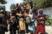 2021年8月19日，塔利班武装人员在喀布尔摆拍的照片 (美联社)