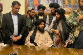 在阿富汗总统阿什拉夫·加尼逃离阿富汗之后，塔利班武装分子控制了位于喀布尔的阿富汗总统府 (美联社)
