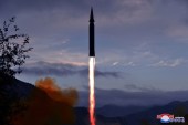 朝鲜新研发的高超音速导弹“火星-8”的照片，据朝鲜官方媒体报道，朝鲜于28日对该款导弹进行了试射 (路透社)