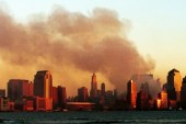 2001年9月12日，从新泽西州霍博肯的一个地点看到曼哈顿世贸中心旧址升起的滚滚浓烟 (盖帝图像)