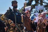 在喀布尔的巴基斯坦大使馆附近，阿富汗妇女在反对巴基斯坦的示威中高喊口号 (法国媒体)