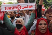 突尼斯总统凯斯·赛义德的反对者在参加抗议他们所谓的政变时高喊口号。 [Mohamed Messara /欧洲通讯社]