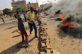 2021年10月25日，苏丹抗议者焚烧轮胎并封锁了首都喀土穆第60街上的一条道路，旨在谴责苏丹军方在夜间扣押了该国的政府成员 (法国媒体)